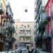 ...altra strada che fonde edifici di inizio secolo ad architettura degli anni 60-70...